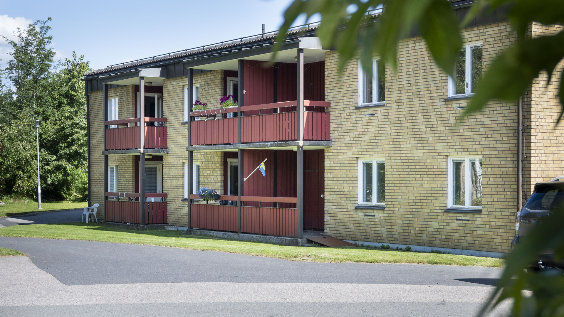 Seniorboende på Ringgården, en tegelbyggnad med fyra lägenheter, balkong eller uteplats.