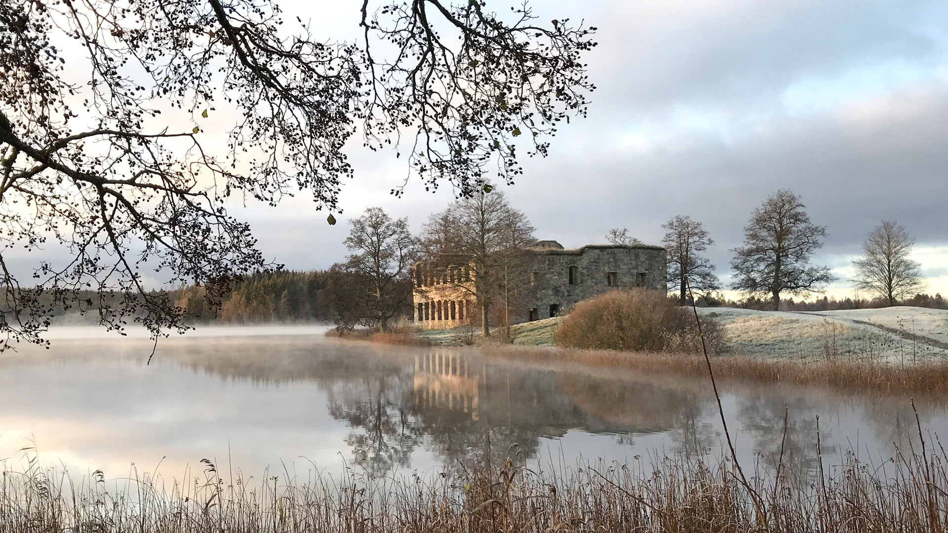 Slottsruinen i Sävsjö en morgon, sen höst.