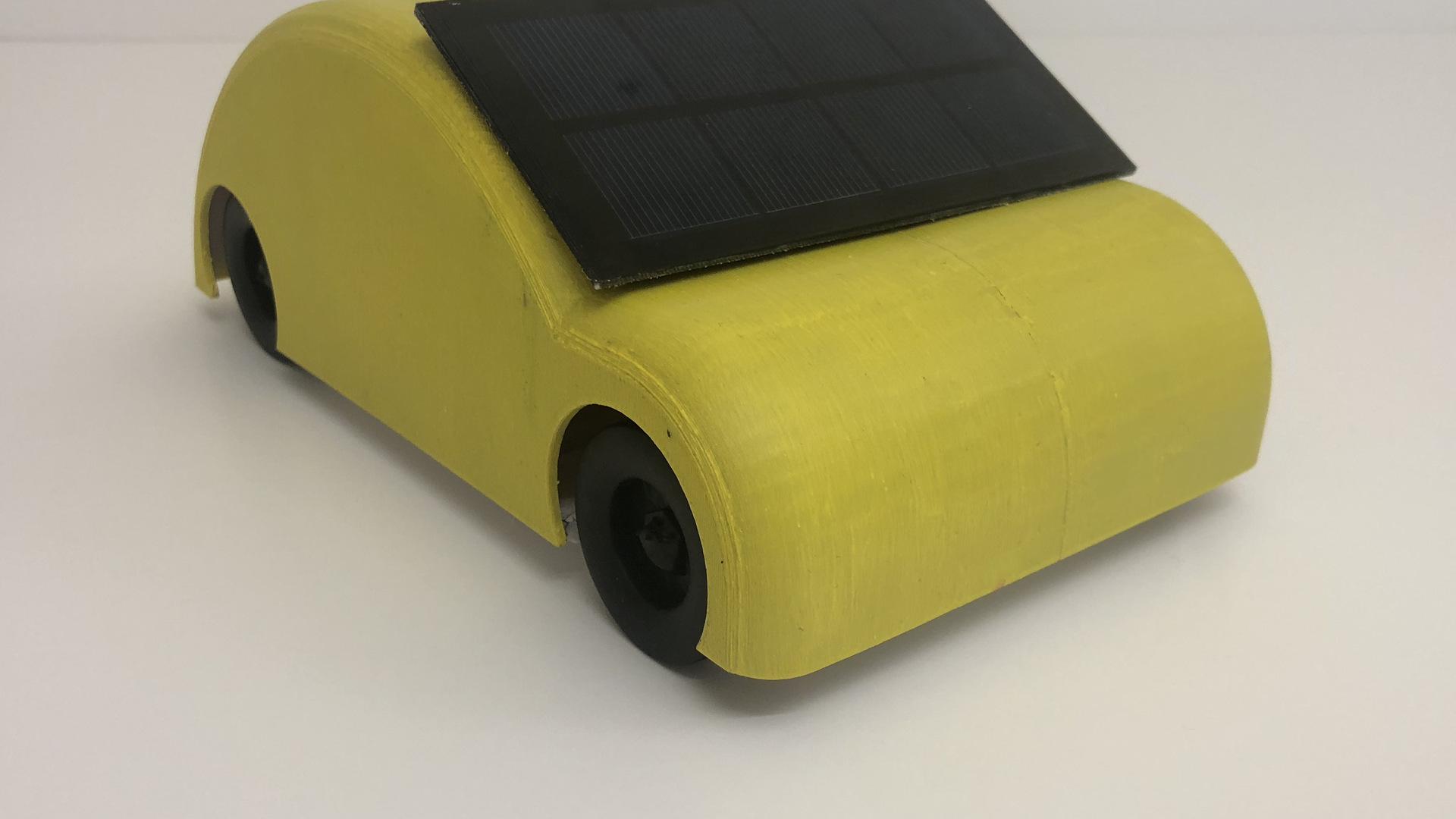 Gul solbil som drivs på solceller och uppladdningsbara batterier