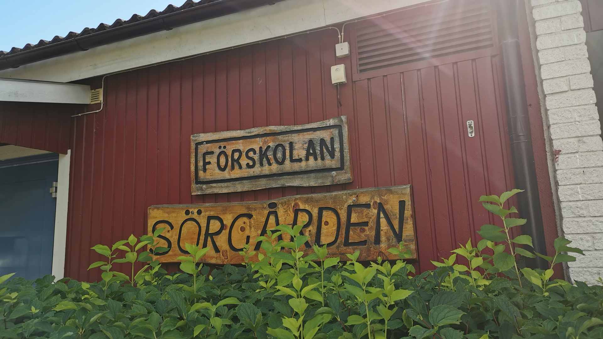Förskolan Sörgårdem, exteriör bild på skylt och röd fasad.