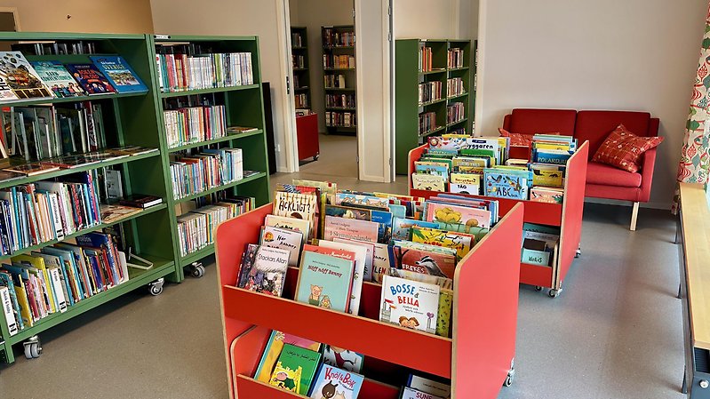 två personer som tittar på en datorskärm (AI-genererad)