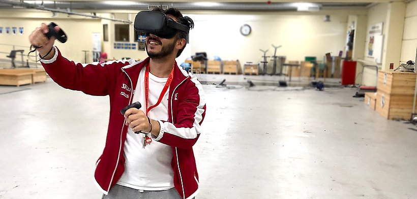 En av fritidsledarna testar VR